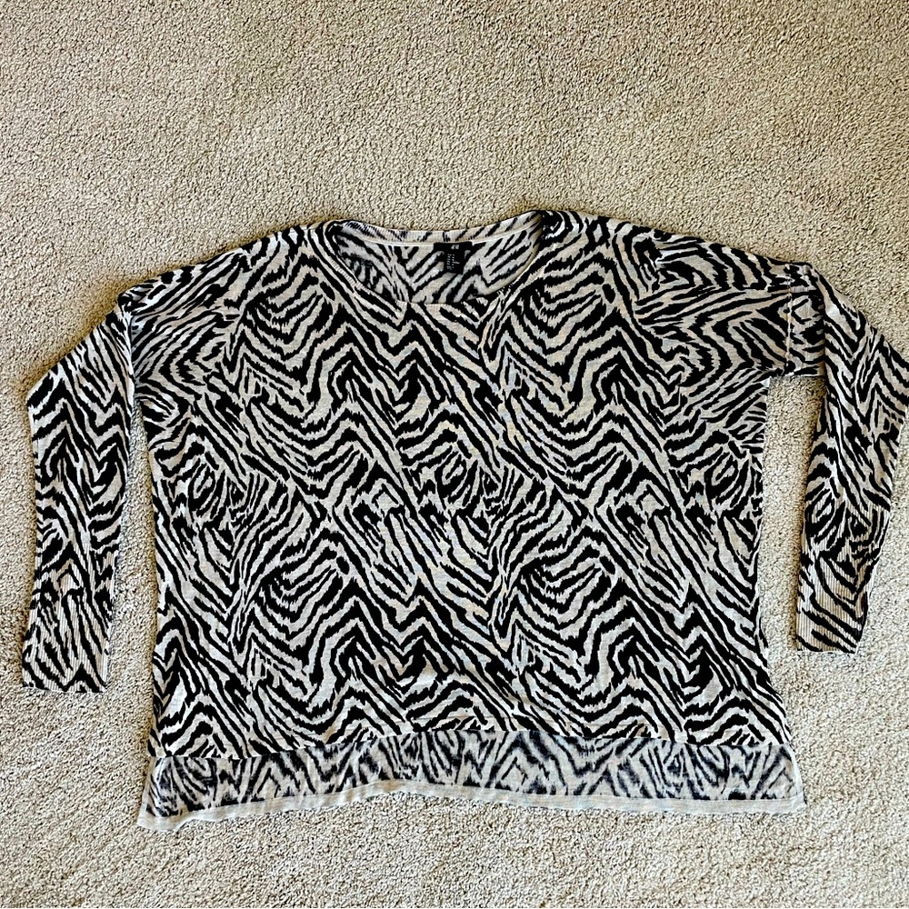 H&M Zebra Print Sweater Hi-lo ribbed long sleeve size M